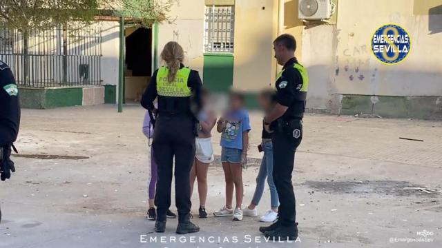 Agentes de la Policía Local con dos menores.