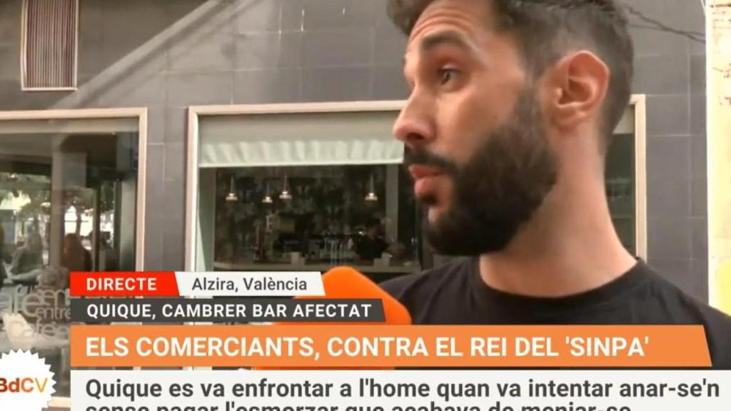 Quique, camarero de Alzira, atiende al programa 'Bon dia' de À Punt.