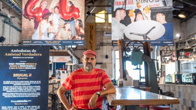 El fotógrafo Ricardo Cases en la exposición 'Anécdotas de Amistad Verdadera' en Valencia. EE