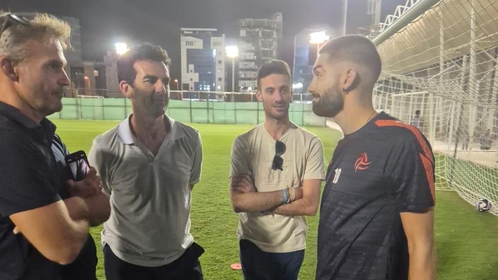 Yannick Carrasco charla con EL ESPAÑOL, Marca y un miembro de la Saudi Pro League en Riad.