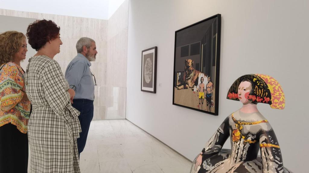 María Dolores Padilla, Rosa Castells y Lorenzo Caprile ante las obras del Equipo Crónica en el MACA.