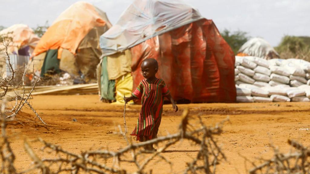 Niño caminando en el campo de Kaxareey de la región de Somalia.