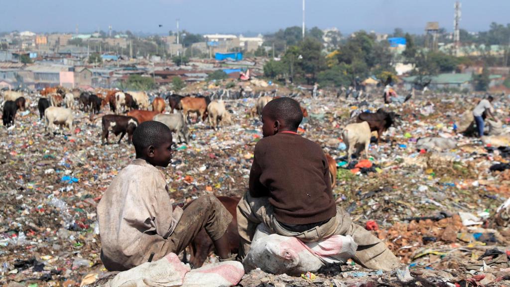 Niños en un paraje repleto de basura en Nairobi, Kenia.