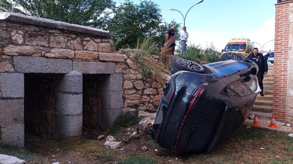 Imagen del vehículo tras caer por un puente en Segovia