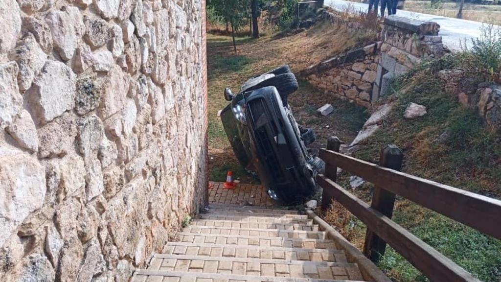 Imagen del todoterreno tras caer por un puente en Segovia