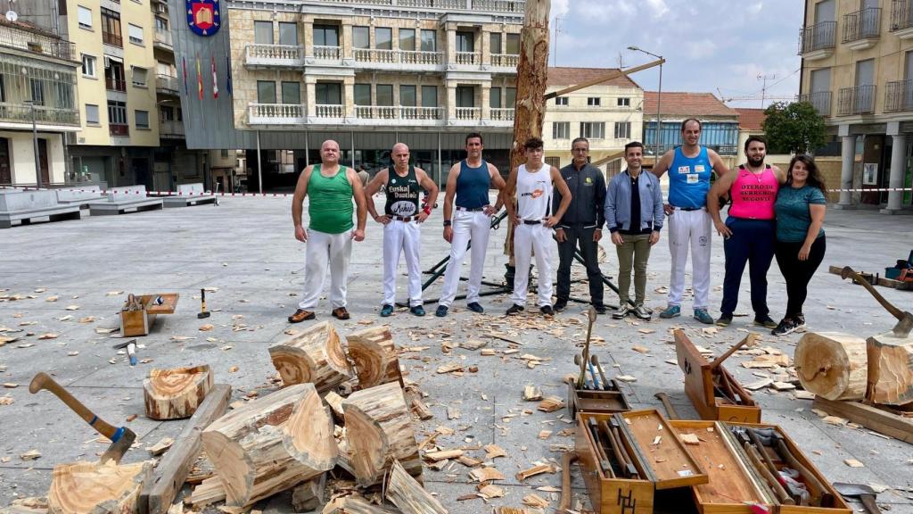 El concejal de Deportes, Jesús Manuel Hernández, en la exhibición de corte de leña en la Plaza Mayor de Guijuelo