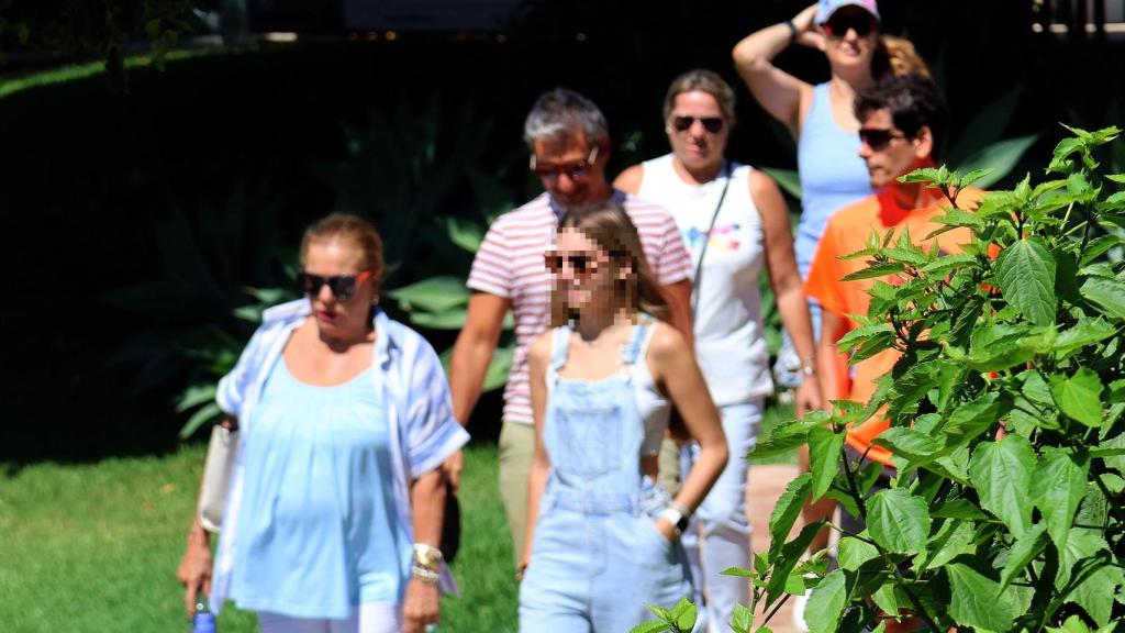 La familia de Julián Muñoz, saliendo del hospital tras visitarle, este domingo.