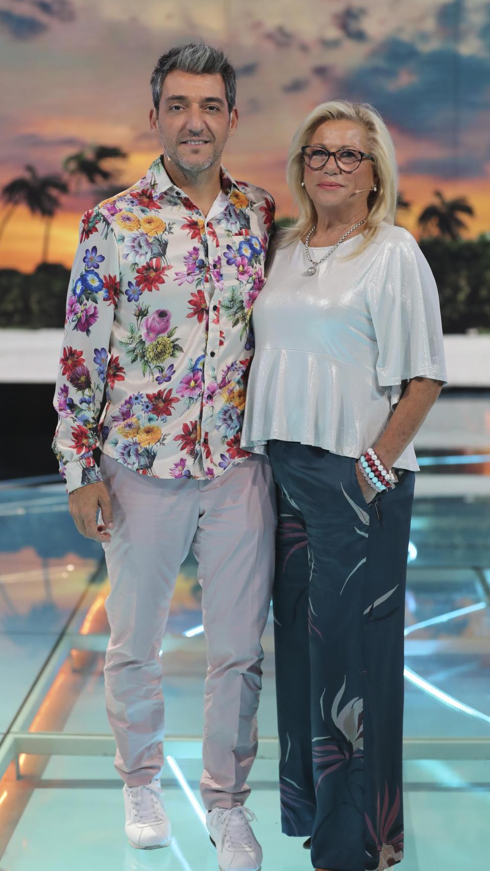 Mayte y su actual pareja, Fernando, en un plató de Mediaset, en mayo de 2018.