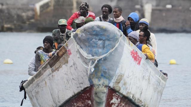 La Salvamar Alpheratz, de Salvamento Marítimo, ha acompañado a última hora de la mañana al puerto de Los Cristianos, en Tenerife, a un cayuco con unos 80 inmigrantes a bordo localizado al sur de la isla.