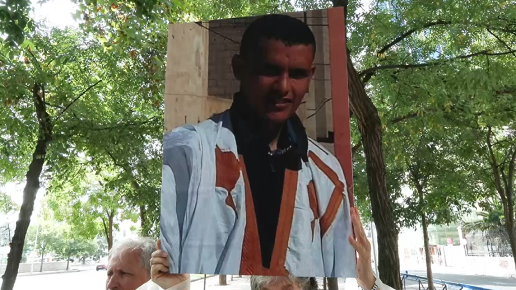 Pancarta de uno de los asilados saharauis en una manifestación ante el Ministerio del Interior este sábado.