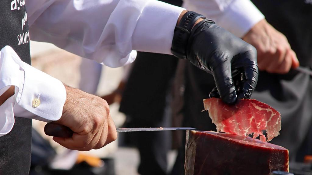 Así se corta a cuchillo el delicioso manjar de la cecina de León