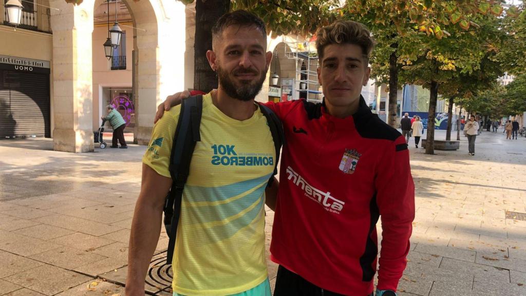 Raúl y Aitor, dos peatones de Zaragoza que disfrutan del día sin coches en la ciudad