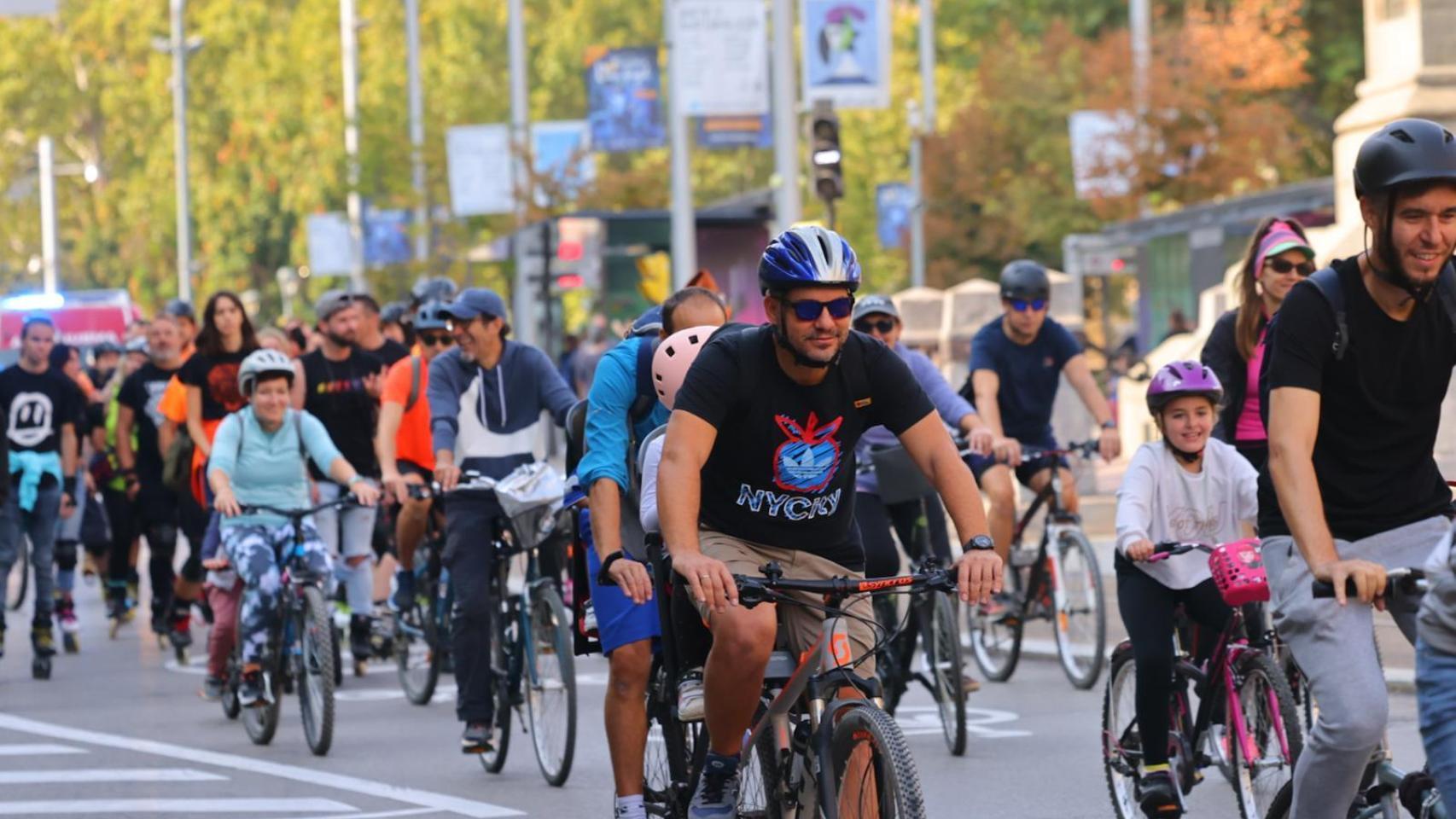 Bicicletas y patinetes realizan la Marcha Familiar Sostenible en Zaragoza