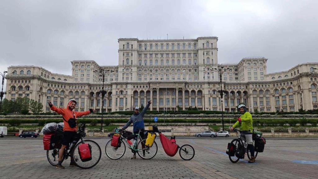 Tres continentes y 20.000 kilómetros en bici: la aventura de tres jóvenes para visibilizar el cambio climático