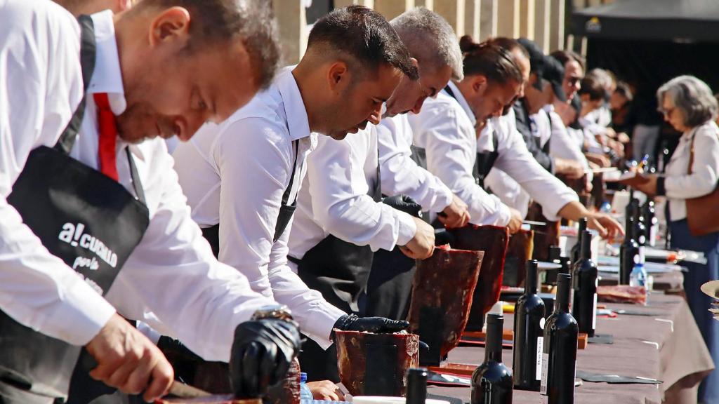 Bocadillo solidario de cecina elaborado por 25 cortadores a cuchillo en León