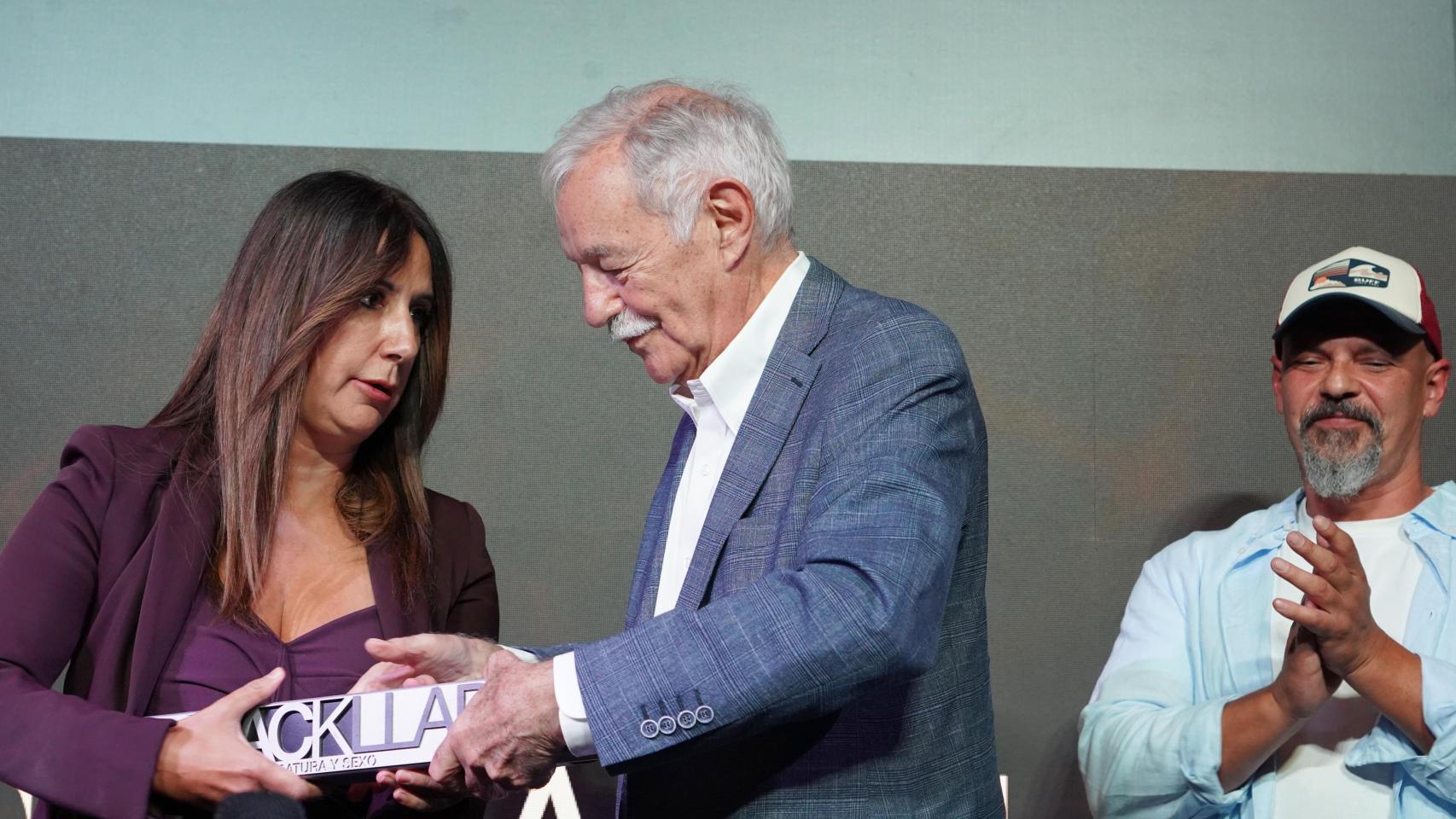 El escritor Eduardo Mendoza recibe el premio BlackValladolid de manos de Dolores Redondo junto a César Pérez-Gellida