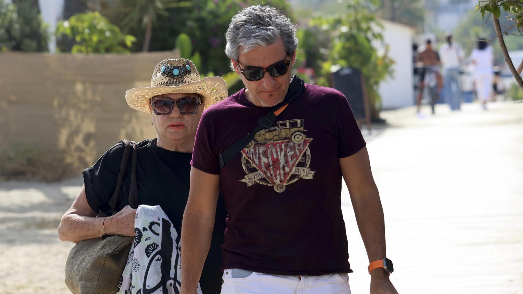 Fernando Marcos junto a Mayte Zaldívar el pasado mes de mayo, paseando por Marbella.