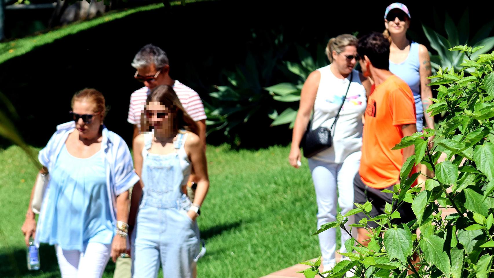 Mayte Zaldívar, junto a Fernando Marcos, sus dos hijas, uno de sus yernos y una nieta, este domingo, en el hospital.