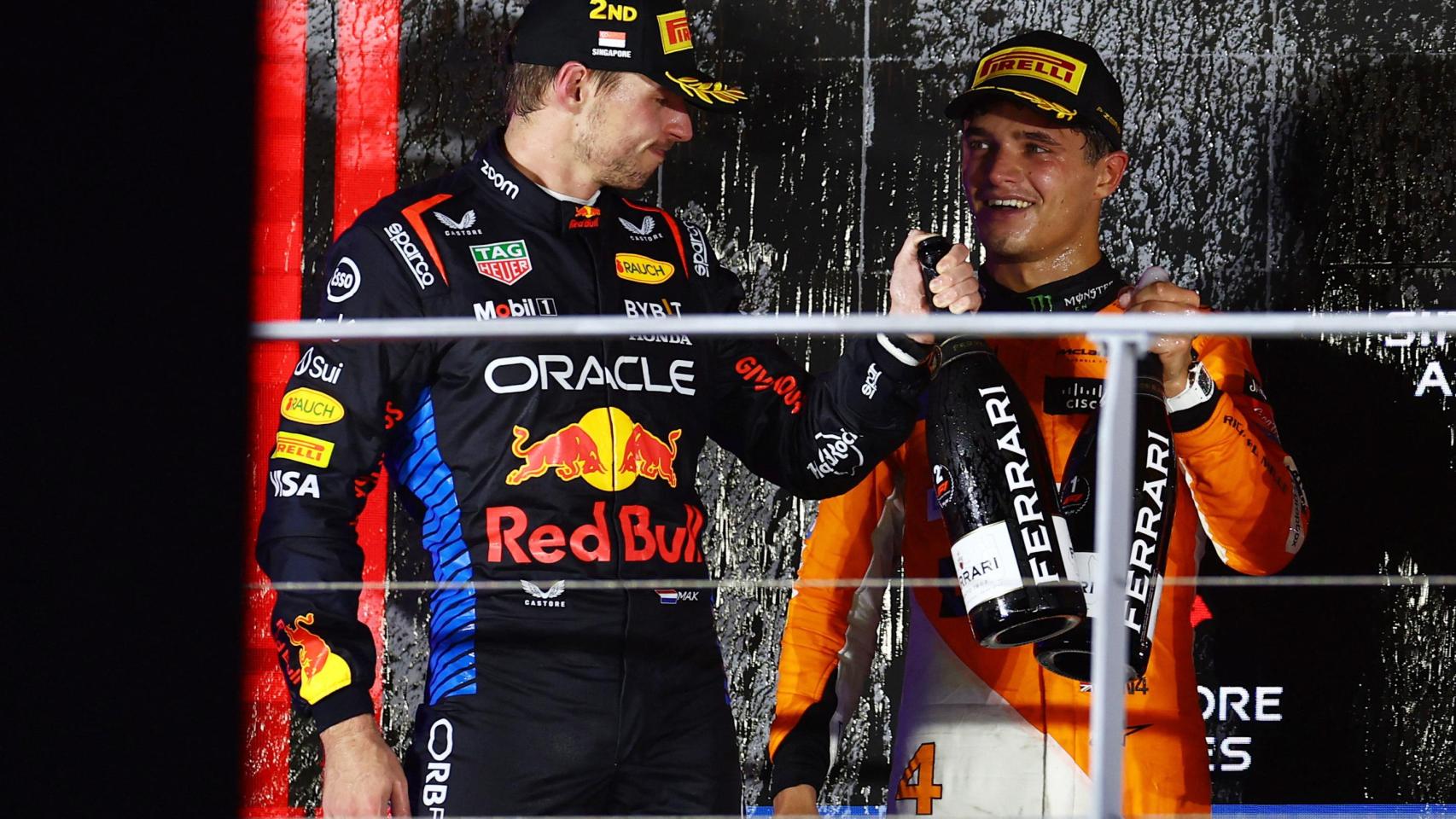 Norris y Verstappen, durante el podio del GP de Singapur