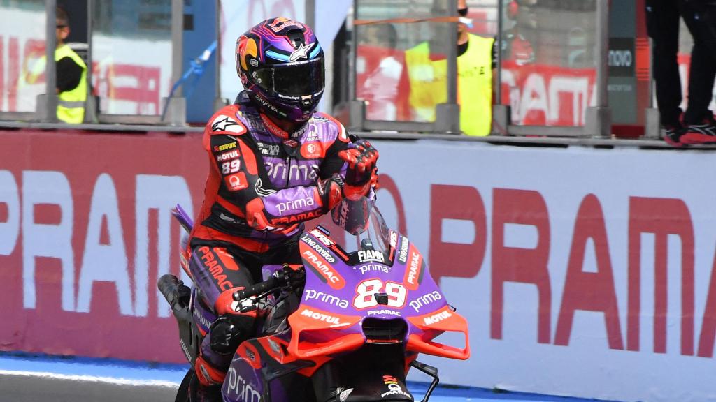 Jorge Martín hace un corte de mangas al cruzar la línea de meta en la segunda posición, en Misano.