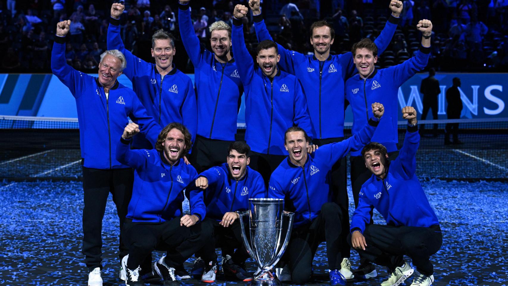 Los jugadores de Europa levantan el trofeo de la Laver Cup.