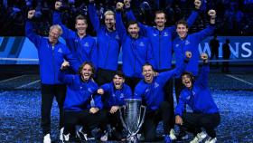 Los jugadores de Europa levantan el trofeo de la Laver Cup.