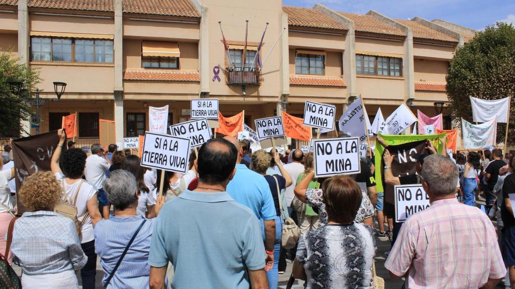 Concentración contra la minería de tierras raras en Santa Cruz de Mudela (Ciudad Real).