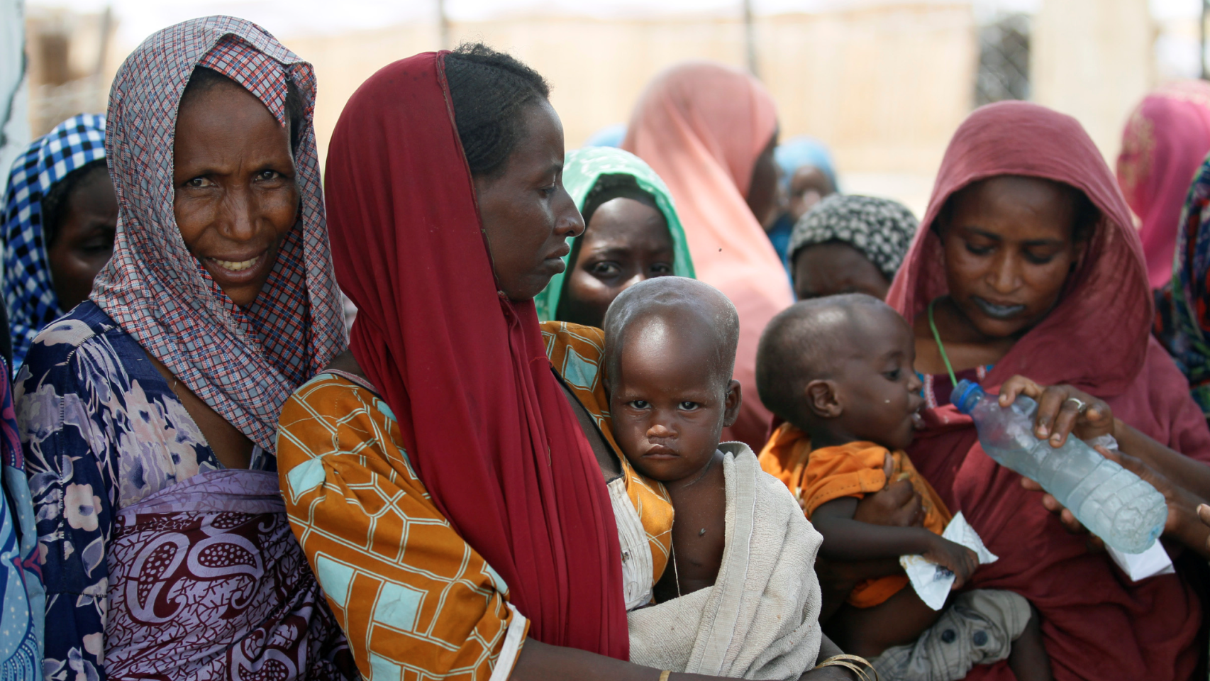 Niños y mujeres nigerianas en situación de pobreza.