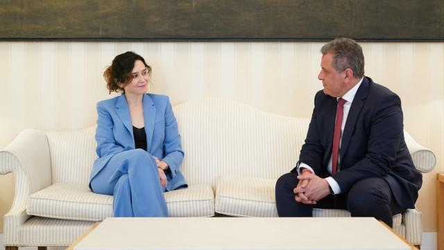 La presidenta de la Comunidad de Madrid, Isabel Díaz Ayuso, recibe en Sol al alcalde de Parla, Ramón Jurado, en abril.