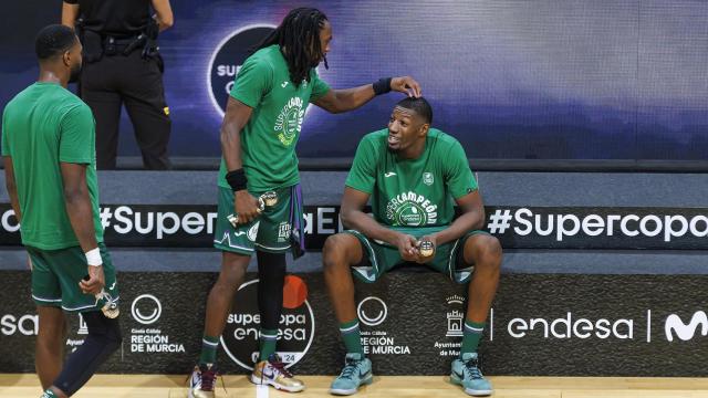 Kendrick Perry con Yankuba Sima tras ganar la Supercopa de España