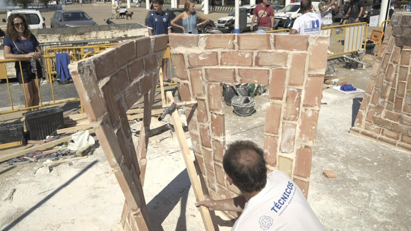 Cuadrillas construyendo la figura para el  Concurso Nacional de Albañilería Peña El Palustre.