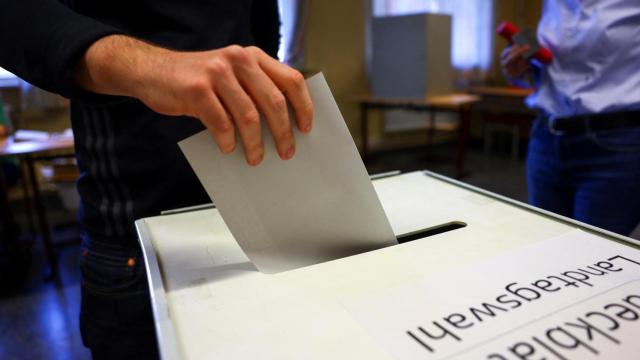 Un elector vota en una urna en Brandenburgo