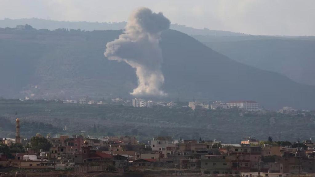 Una columna de humo se eleva sobre una zona del sur de Líbano tras un ataque israelí este domingo.