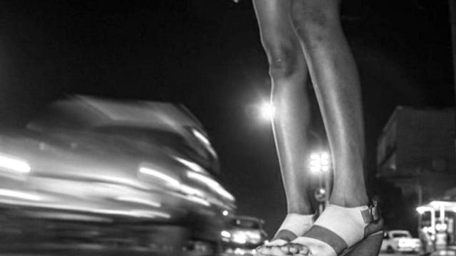 Una prostituta en una carretera española.