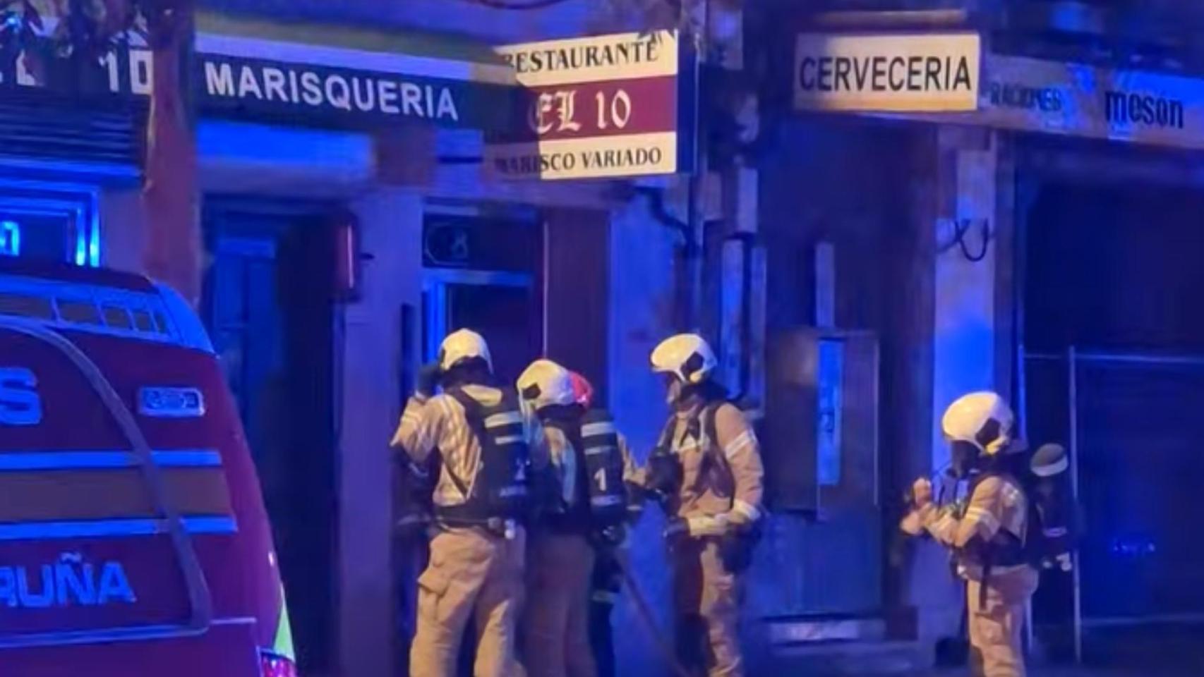 Bomberos entrando en la marisquería El 10