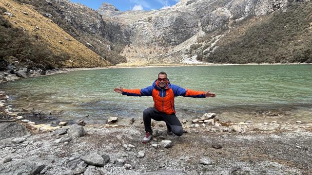 Carlos Martínez posa en una de las lagunas de la Cordillera Blanca de Perú.