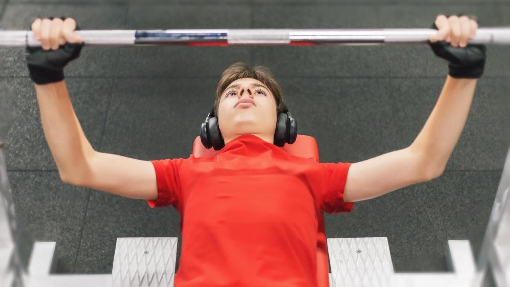 Adolescente entrenando en un gimnasio