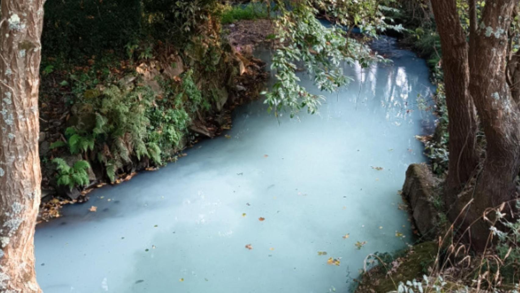 Imagen del Lagares teñido de blanco por el vertido.