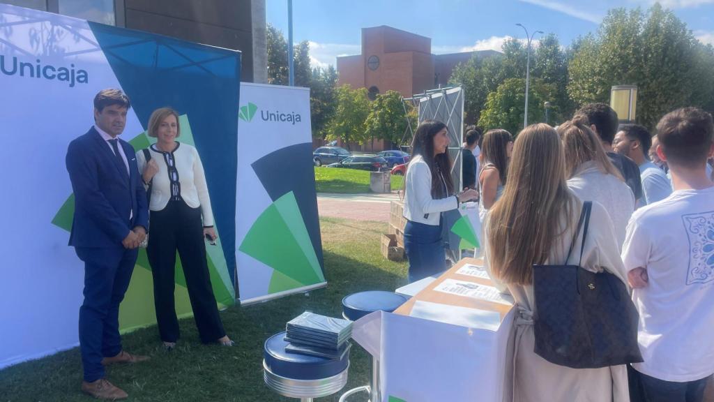 Presencia de Unicaja en la Feria de Bienvenida de la USAL