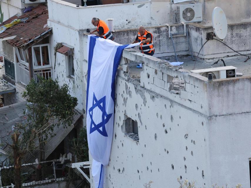 Una casa alcanzada por cohetes de Hezbolá en el norte de Israel.