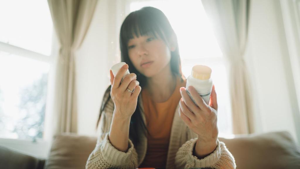 Mujer eligiendo entre suplementos alimenticios.