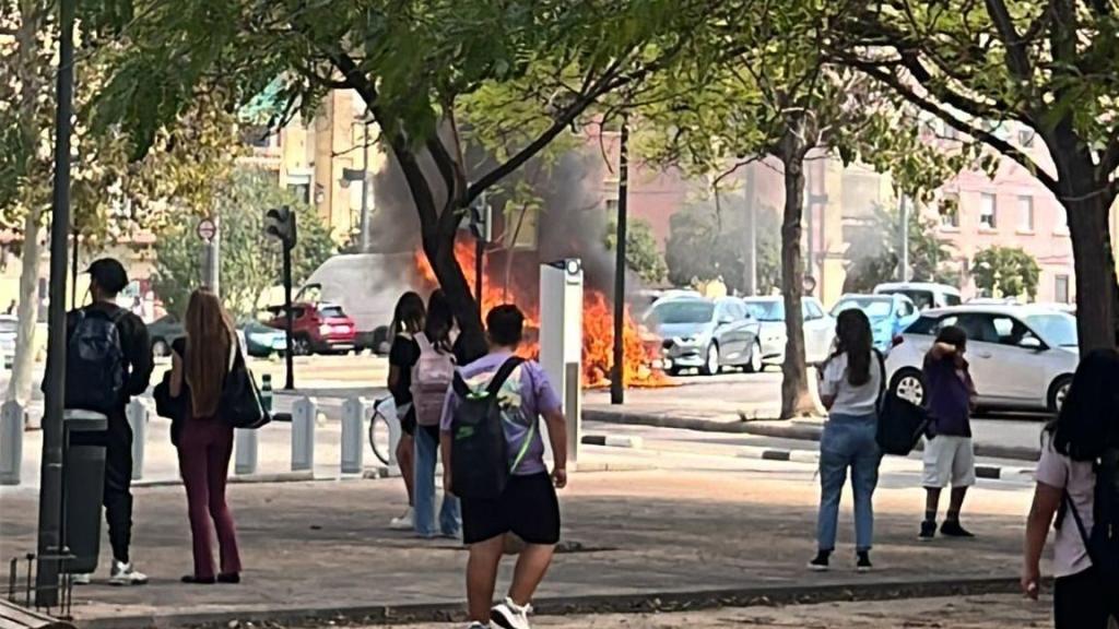 La explosión de un coche siembra el caos junto al Palacio de Congresos de Valencia: Había mucho humo