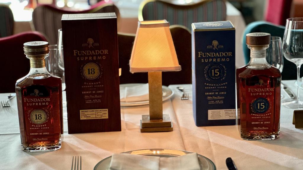 La mesa durante el evento de Naciones Unidas con las dos opciones de brandy de Jerez: Fundador Supremo 18 y 15.