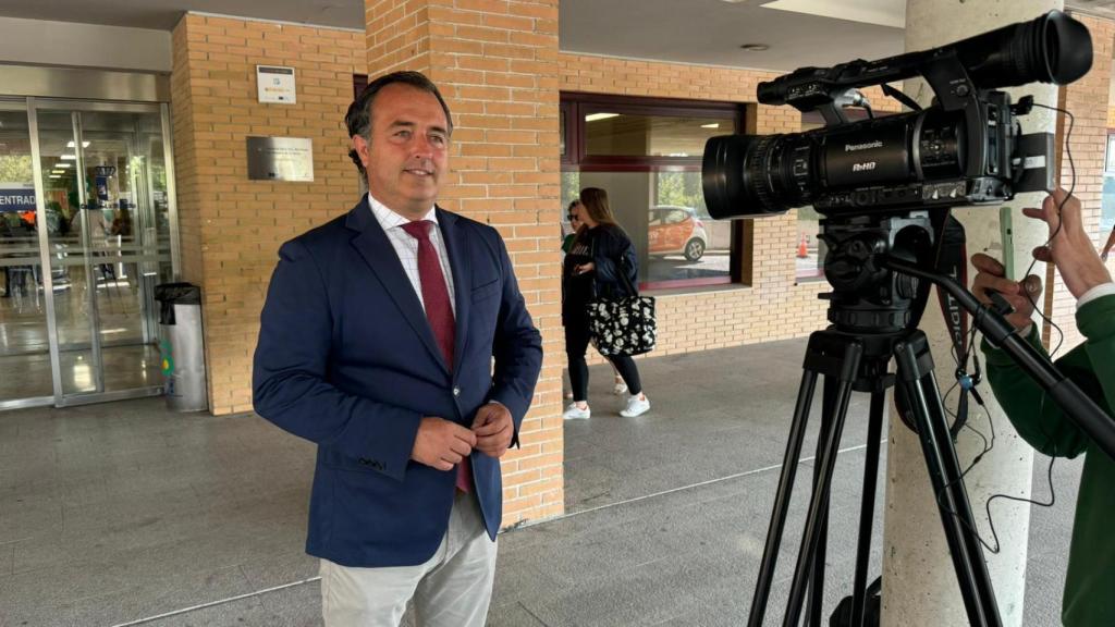 David Moreno a las puertas del Hospital Virgen de la Salud de Talavera.