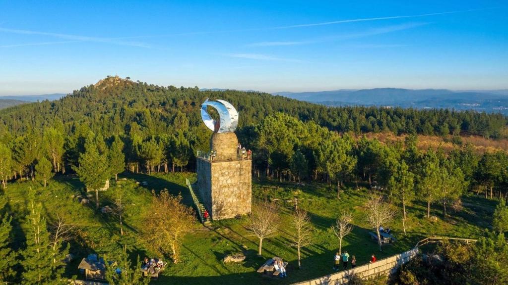 Vista del mirador del Faro das Lúas con el Monte Lobeira al fondo