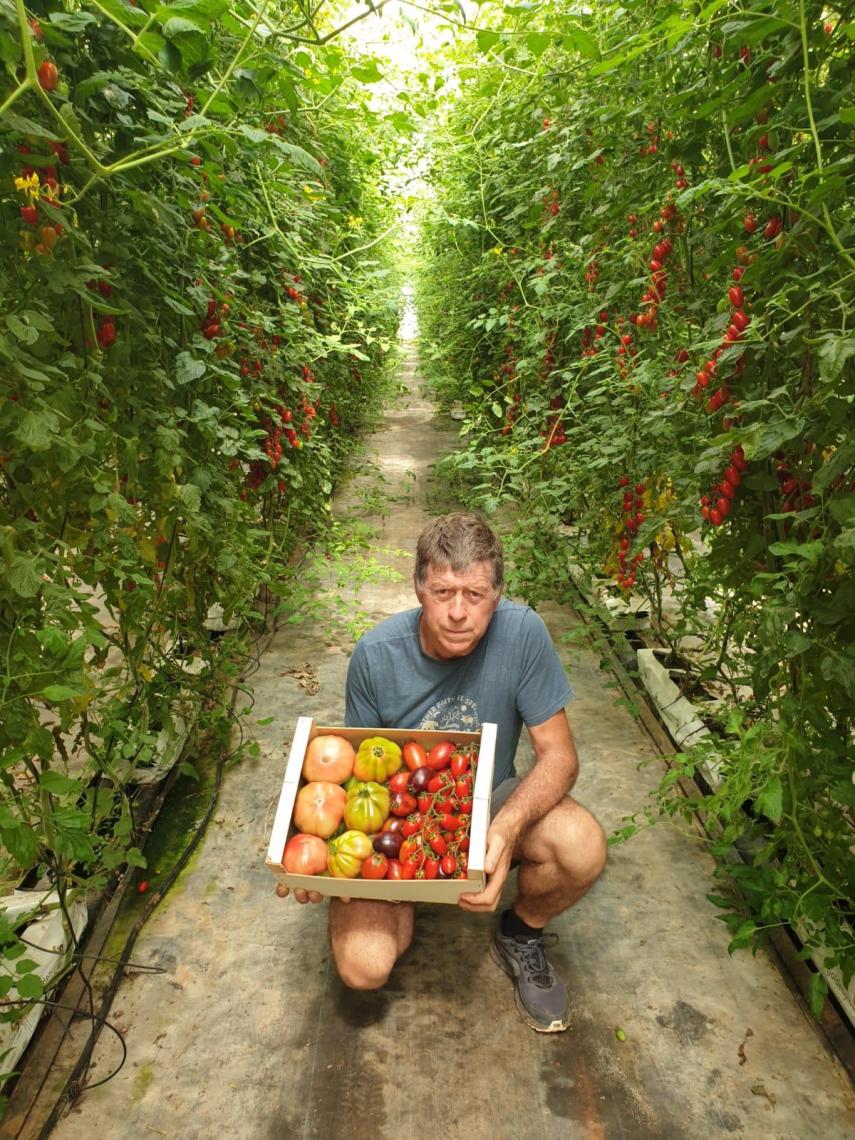 El agricultor Francisco Taus, sosteniendo una caja de los tomates que cultiva.