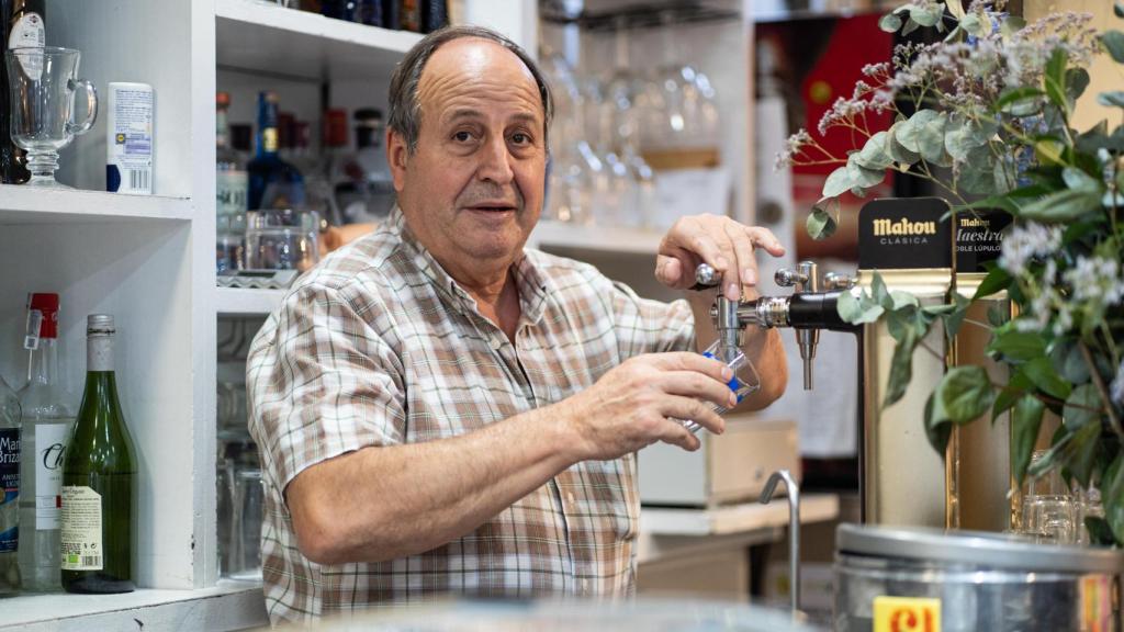 Juan Díaz en el grifo del Café Santamaría.