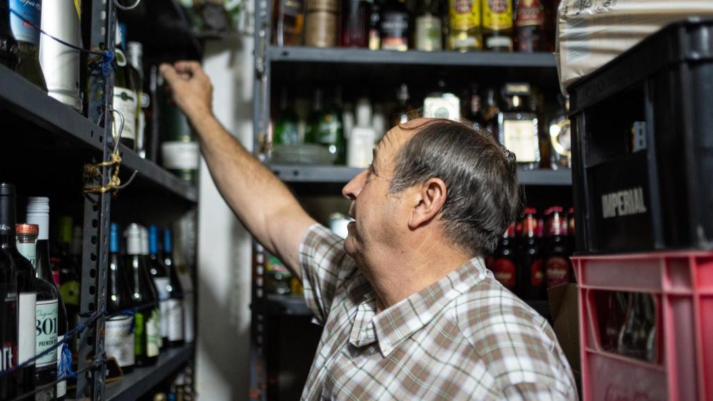 Juan Díaz en su almacén, donde todavía conserva todas las botellas.