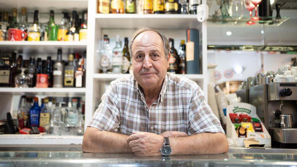 Juan Díaz lleva 50 años detrás de la barra del Café Santamaría.