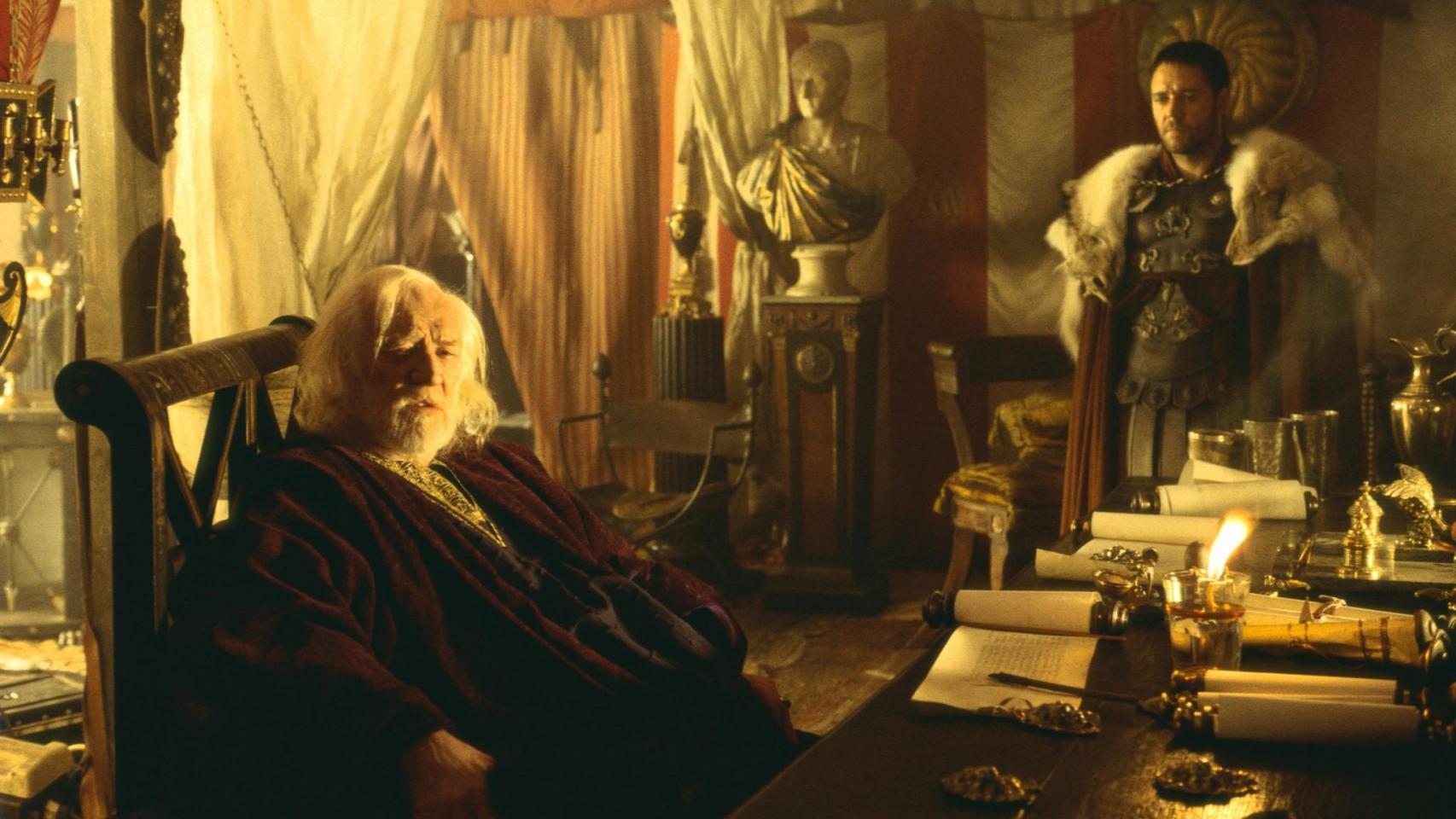 Richard Harris (Marco Aurelio) junto a Russel Crowe (Máximo Décimo Meridio) en la película 'Gladiator' (2000), dirigida por Ridley Scott